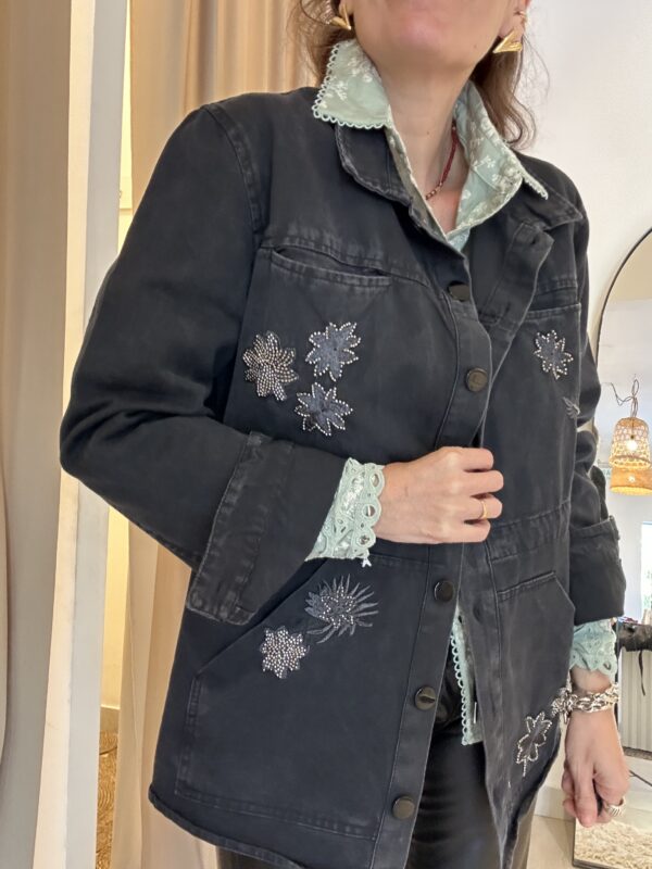 CAMPERA BORDADA NEGRA
