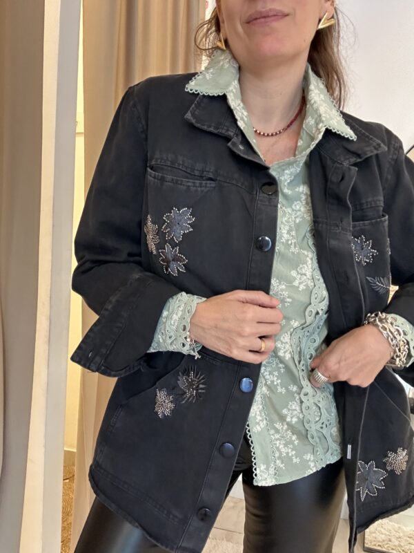 CAMPERA BORDADA NEGRA