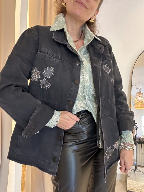 CAMPERA BORDADA NEGRA